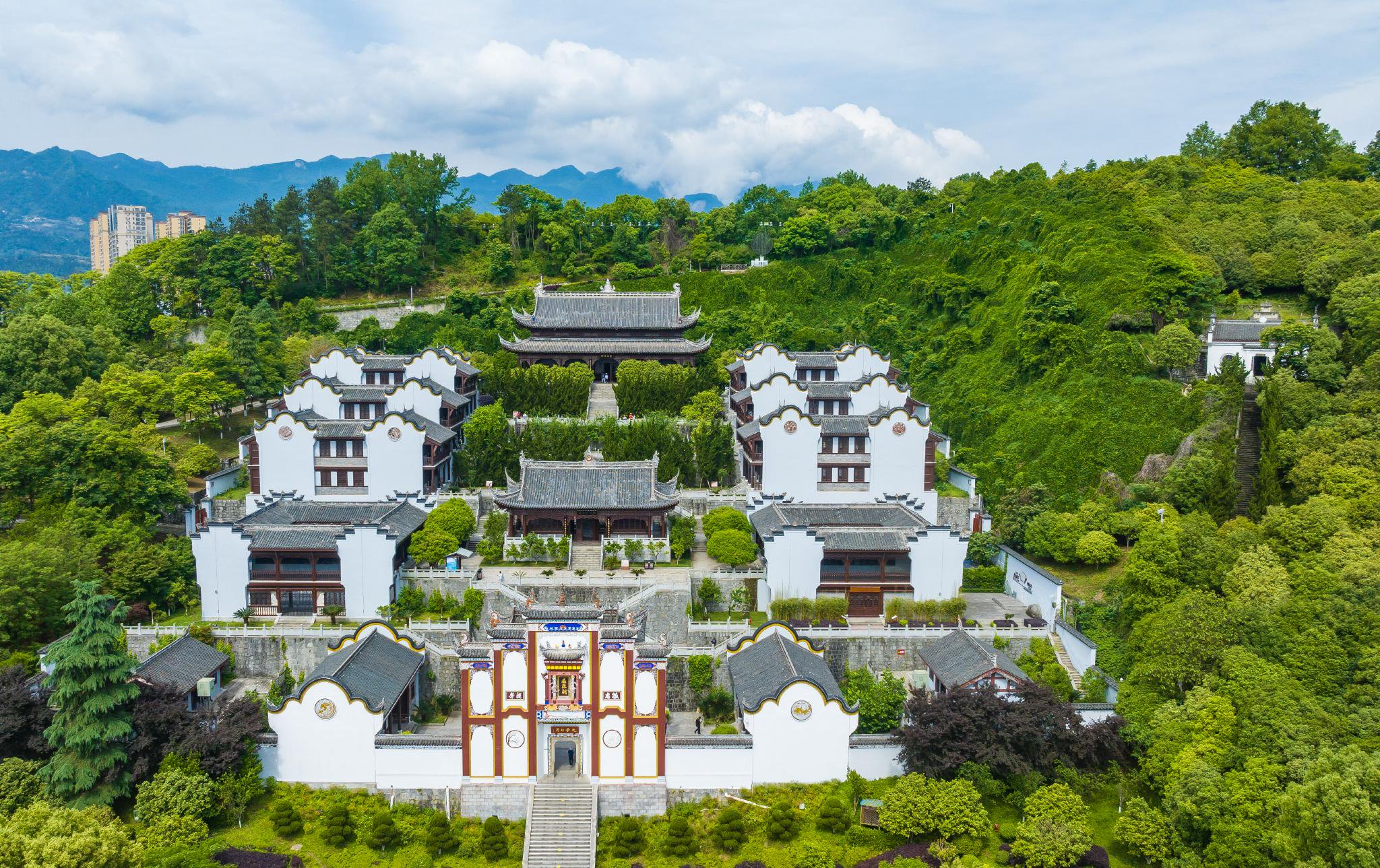 "关于端午节起源,影响最广泛的是纪念屈原说.