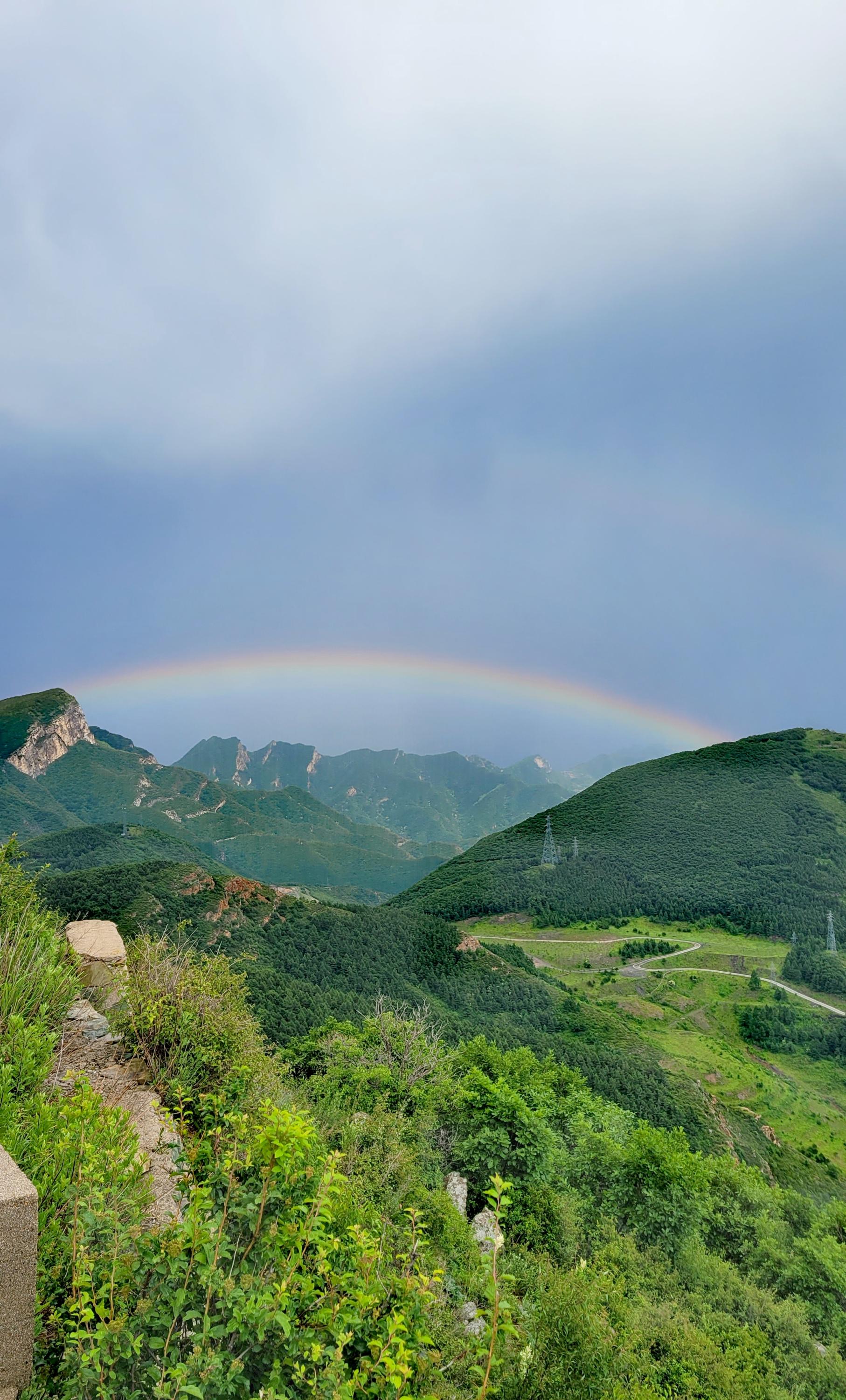 继霞光,云海后,北京房山白草畔又出现"双彩虹"