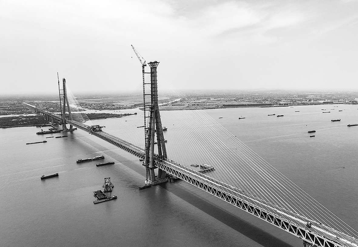 常泰长江大桥全线贯通