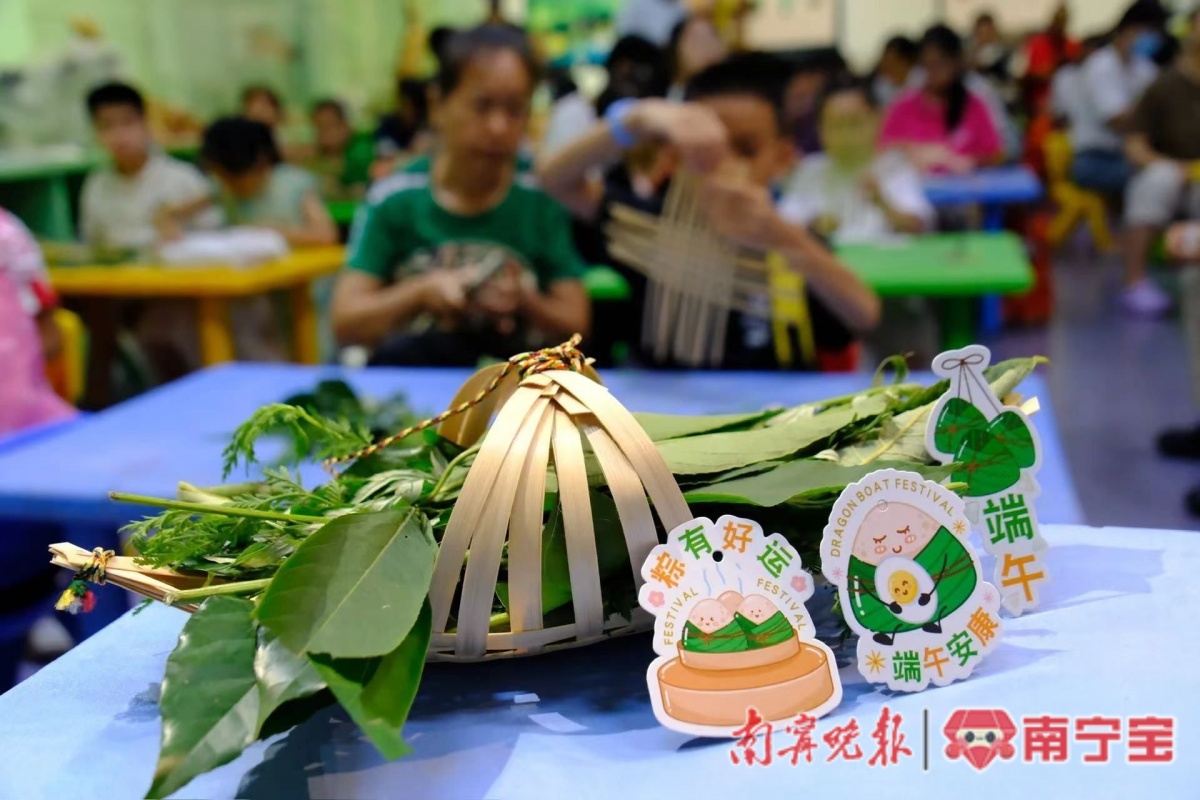 制作完成的竹编龙舟.记者&nbsp;宋延康 摄