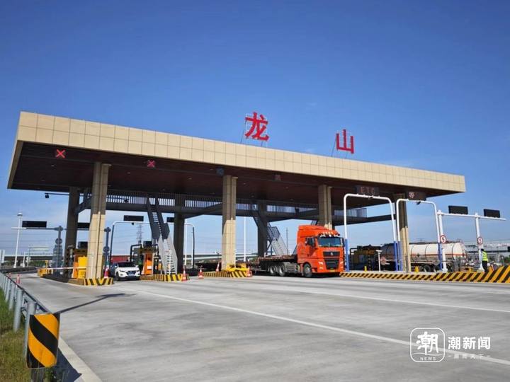日前,当潮新闻记者来到杭甬高速复线慈溪龙山收费站时,高速口附近正是