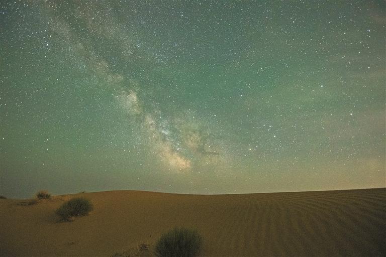 2023年6月22日凌晨，在新疆沙漠夜空出现的“飞龙在天”天象。视觉中国