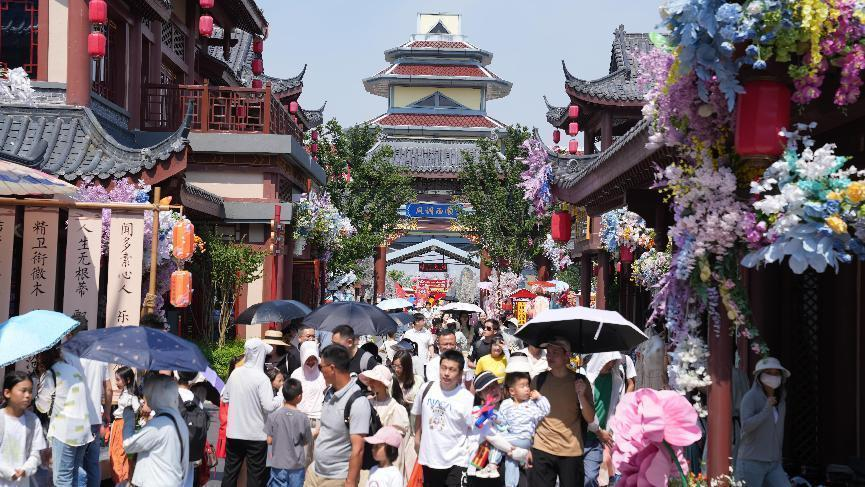 江西鹰潭:端午假期人潮涌动