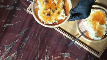 在和田市海之味餐饮店，服务员为顾客端上酸奶粽子。