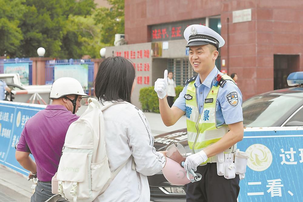 泉州市德化县公安局交警大队积极"备考",全警上路护考,对考点周边路段