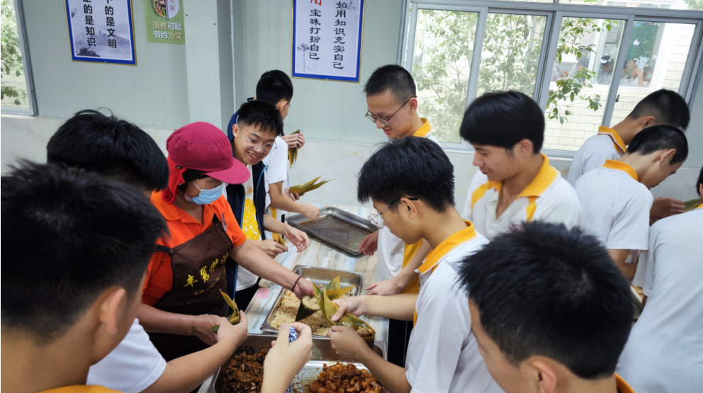 漳州英才学校:端午浓情,状元粽圆梦中考