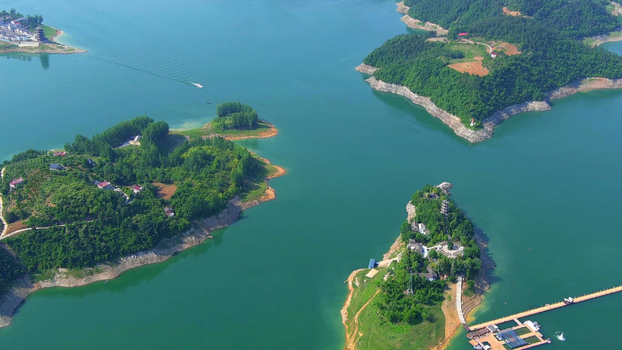 瀛湖,系上世纪90年代安康水电站大坝拦蓄汉江水形成,水域面积77.