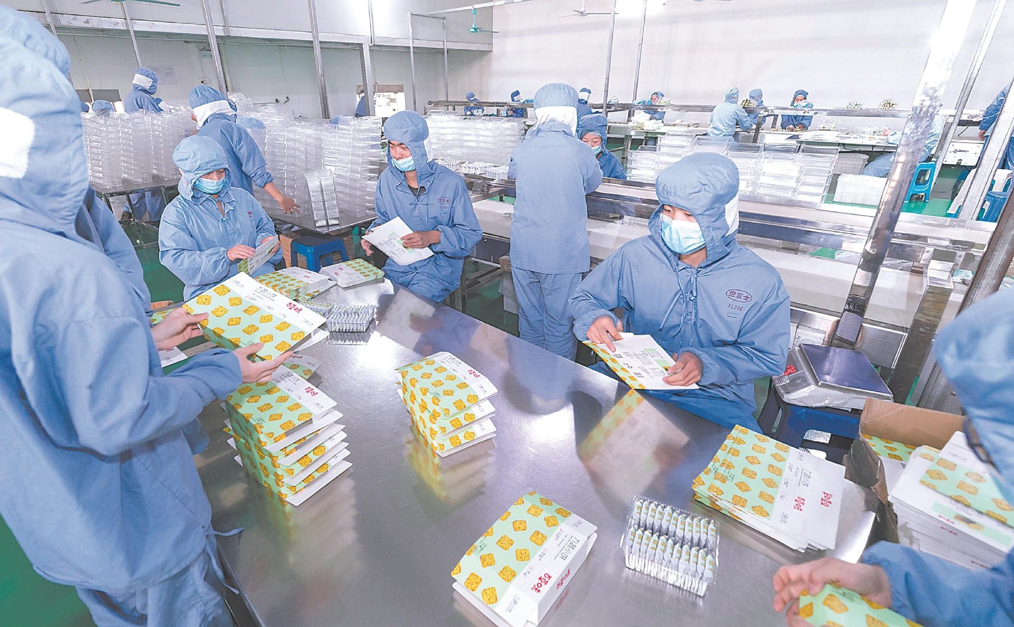 图为位于淮北市的安徽金富士食品有限公司饼干包装车间.