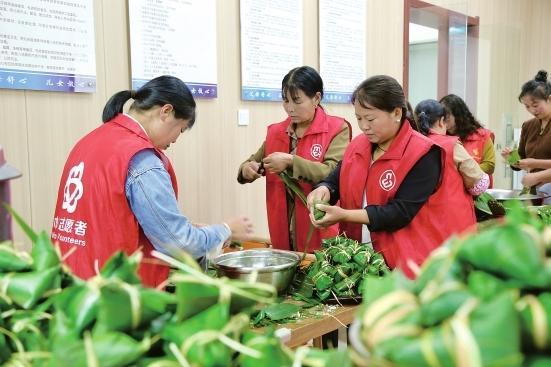 本报通讯员 梁云霞 摄6月9日,市民在康县城关镇步行街小商品市场选购