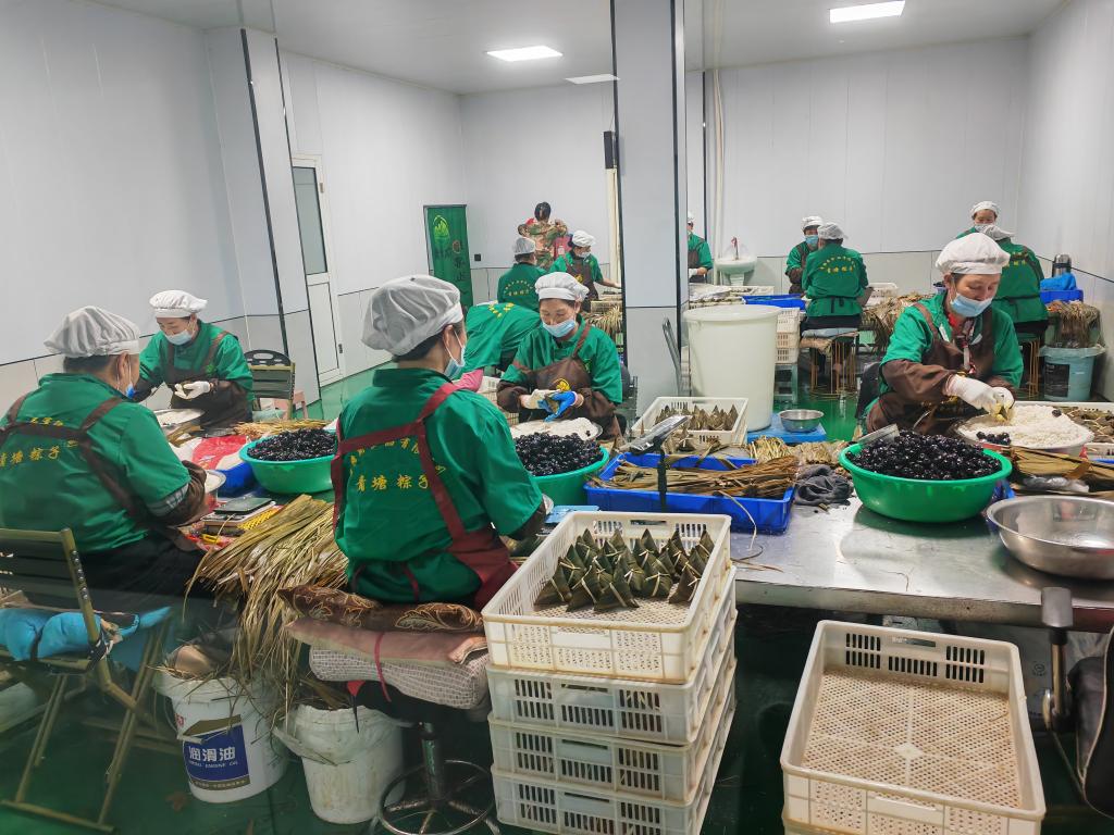 标准化工厂制作粽子.新华社记者王劲玉 摄