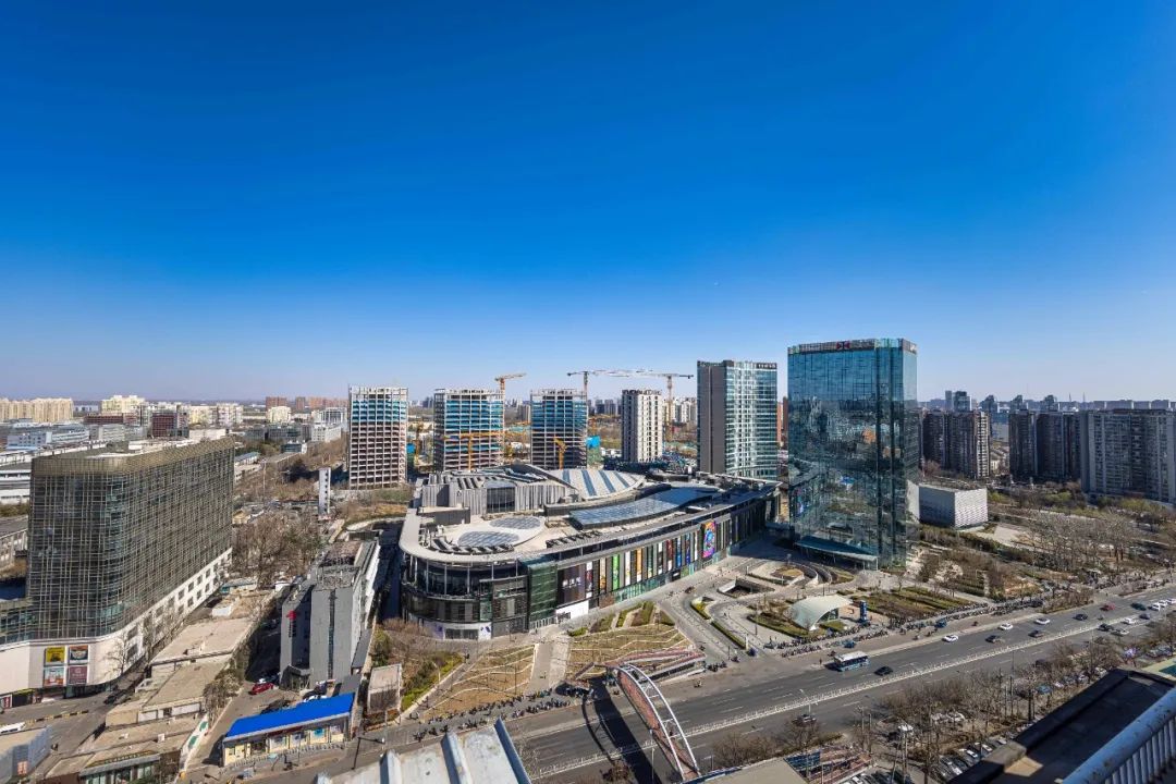 其中,承诺投向内地的500亿港元,落实了70%.实际上,长期合作伙伴远