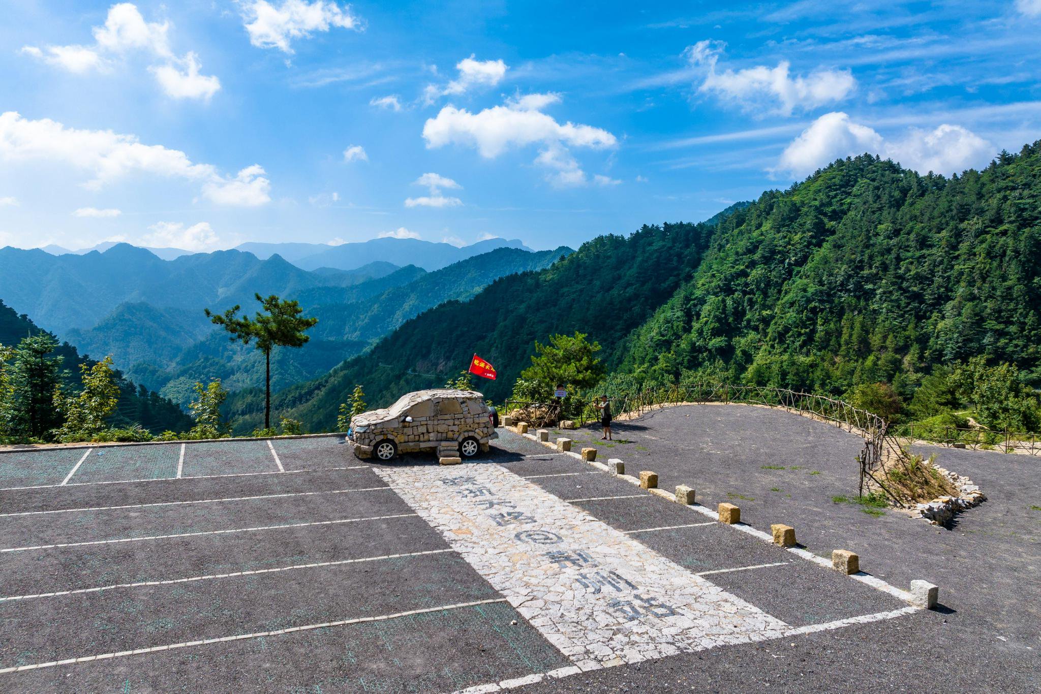 绩溪县还因地制宜,突出特色,以现有村落,景点为依托,大力实施"百个