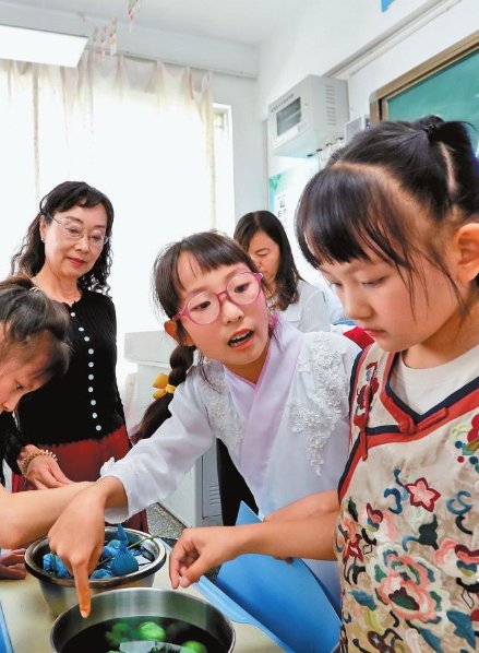 昆明市文林小学师生开展制作彩蛋等文化活动.记者 高吴双 摄