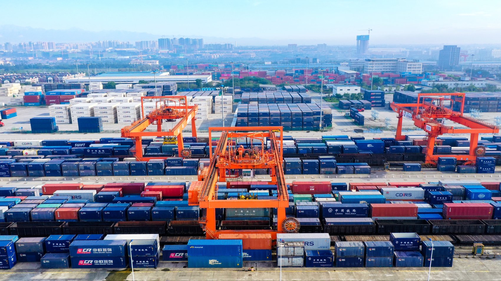 繁忙的成都铁路集装箱中心站.白桂斌 摄