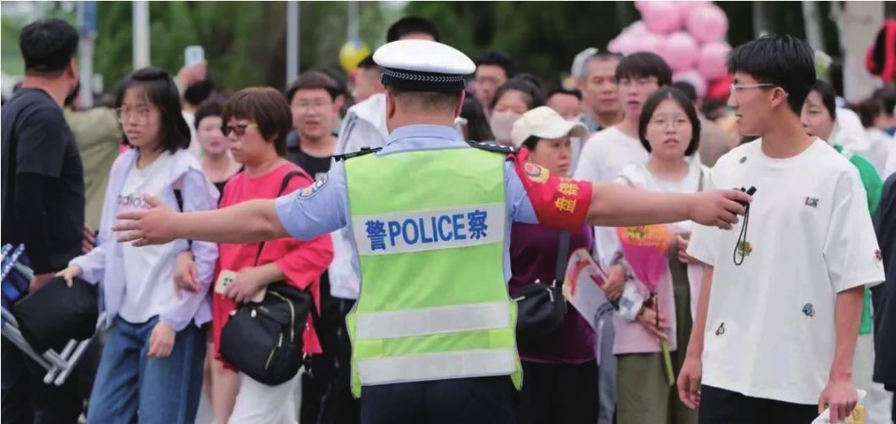 警方供图宽甸交警"闪送"考生到考场.