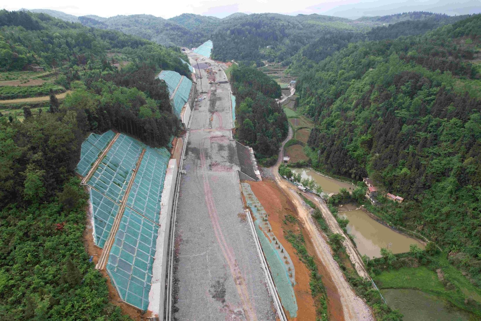 贵平4标:创新组合式施工破译隧道"密码"