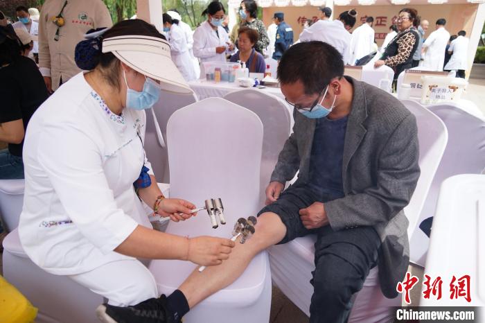 青海西宁:民众端午节感受中藏医药文化魅力