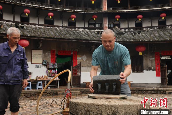 遇見福建:世遺土樓二宜樓端午節洗古井 - 新浪香港