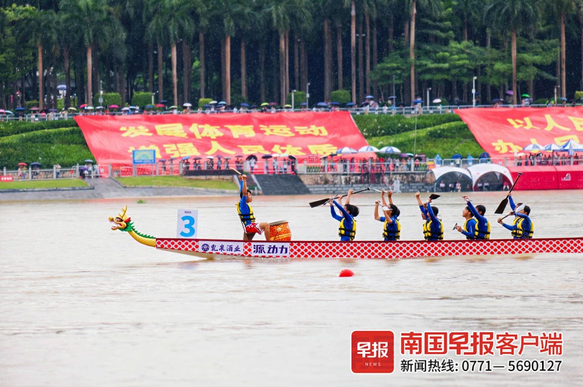 11岁的庄沁霖跟着爸爸来到现场观看比赛.