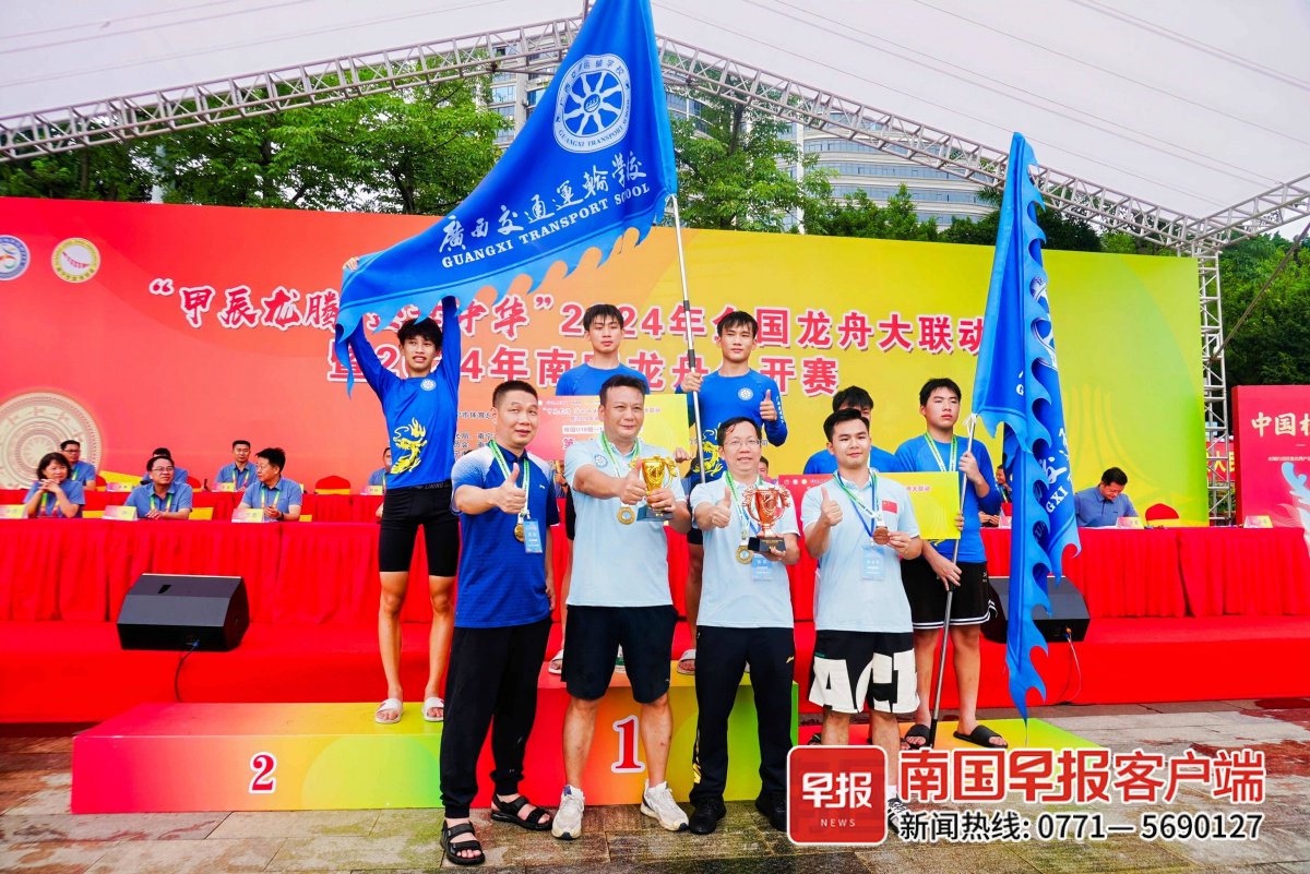 11岁的庄沁霖跟着爸爸来到现场观看比赛.