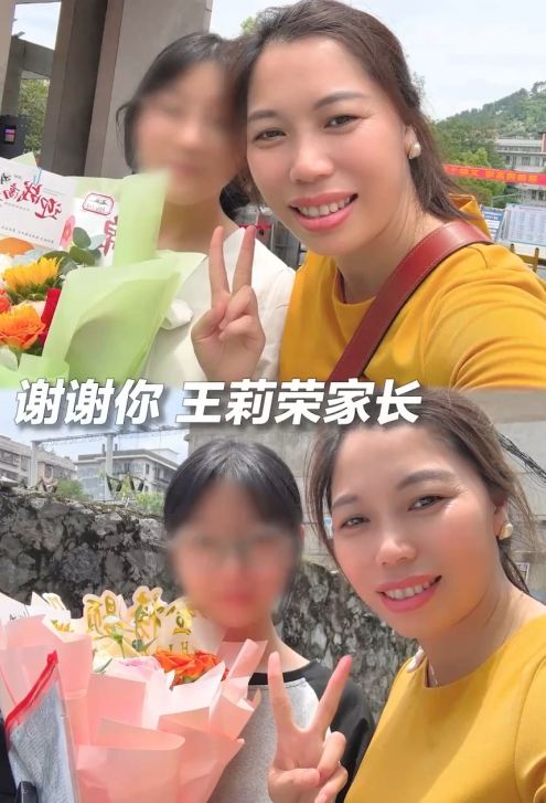 一对黑颈鹤夫妇带着雏鸟在西藏那曲市申扎县一处湿地栖息,觅食.