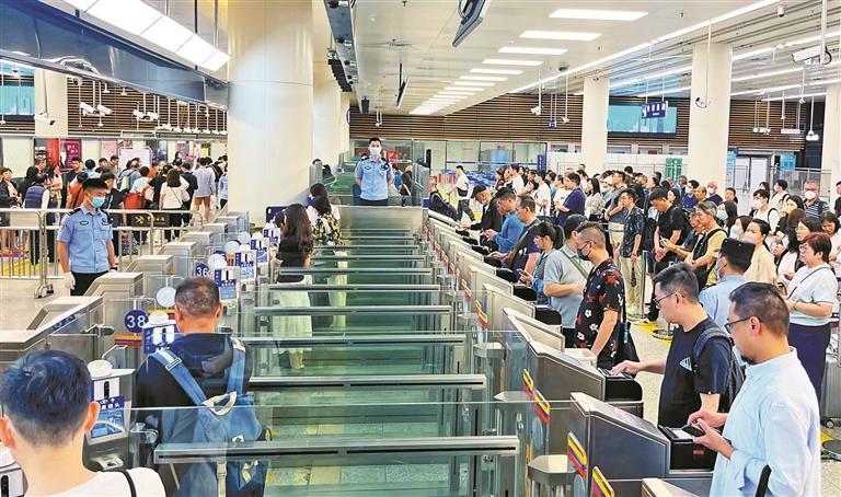 深圳商报讯】(记者 任建新)端午节期间,深港间多个口岸迎来出入境客流