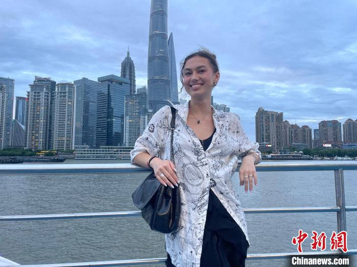 6月10日傍晚,在黄浦江游轮上的汉娜·罗斯.