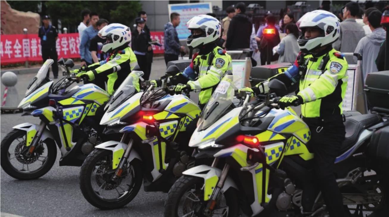 警方供图宽甸交警"闪送"考生到考场.