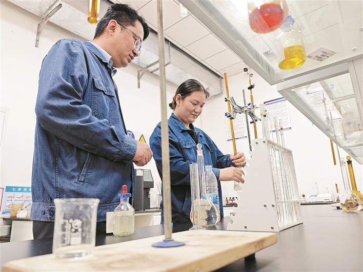 5月8日，在新疆佳宇恒能源科技有限公司稠油化工新材料兵团重点实验室内，工作人员在检验碱液浓度。 张婷婷 摄