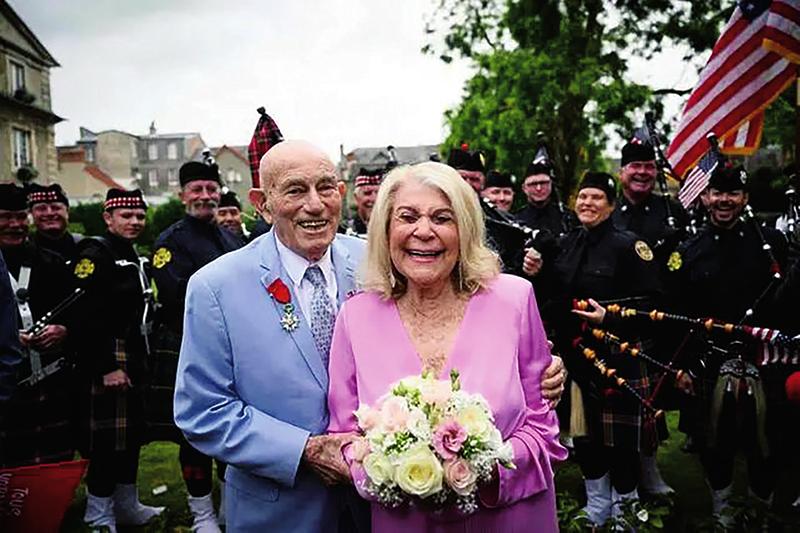 两天后,诺曼底地区举行了一场特别的婚礼:美国100岁二战老兵哈罗德