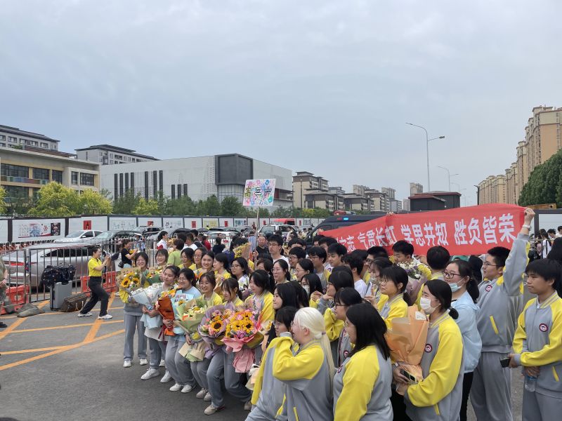 6月10日,在中国人民大学附属中学通州校区考点门口,北京二中通州分校