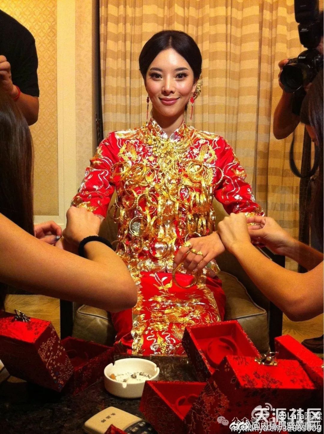 新娘郭紫欣穿着红色秀禾服,身上挂满了黄金首饰,迎亲车队全是超跑