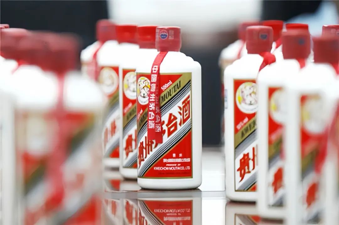 的"茅台现象",不仅仅让业内为之羡慕,也吸引了业外的关注,带动了"酱香