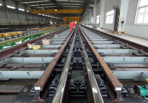 6月11日，中铁山桥集团有限公司的工人在道岔生产车间工作。新华社记者杨世尧摄