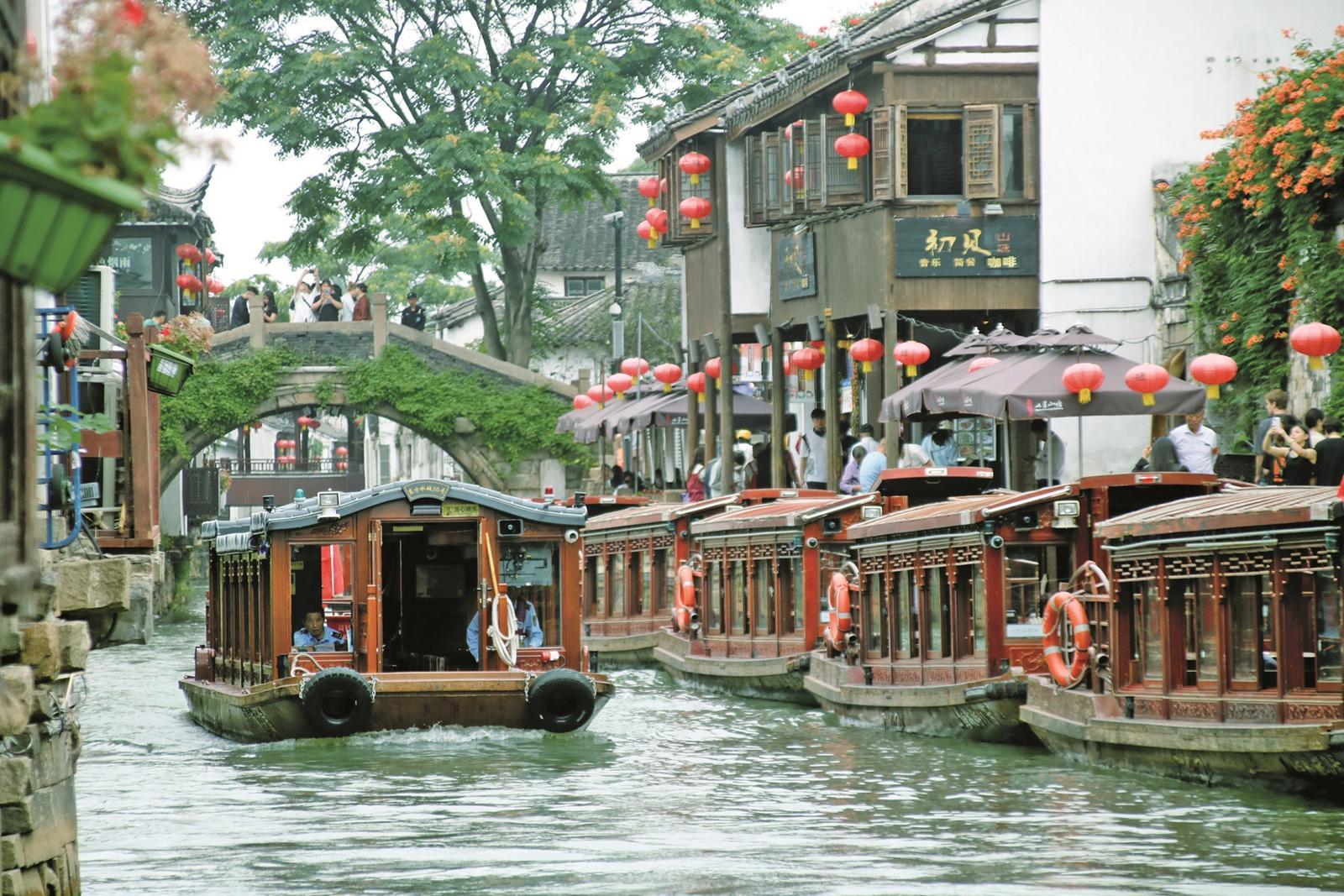 游客乘船饱览姑苏"小桥,流水,人家"美景,别有一番意境