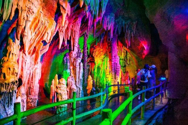 置身于广阔山野,伴着心跳御风而行,徜徉700年古风雅韵,看花海锦簇