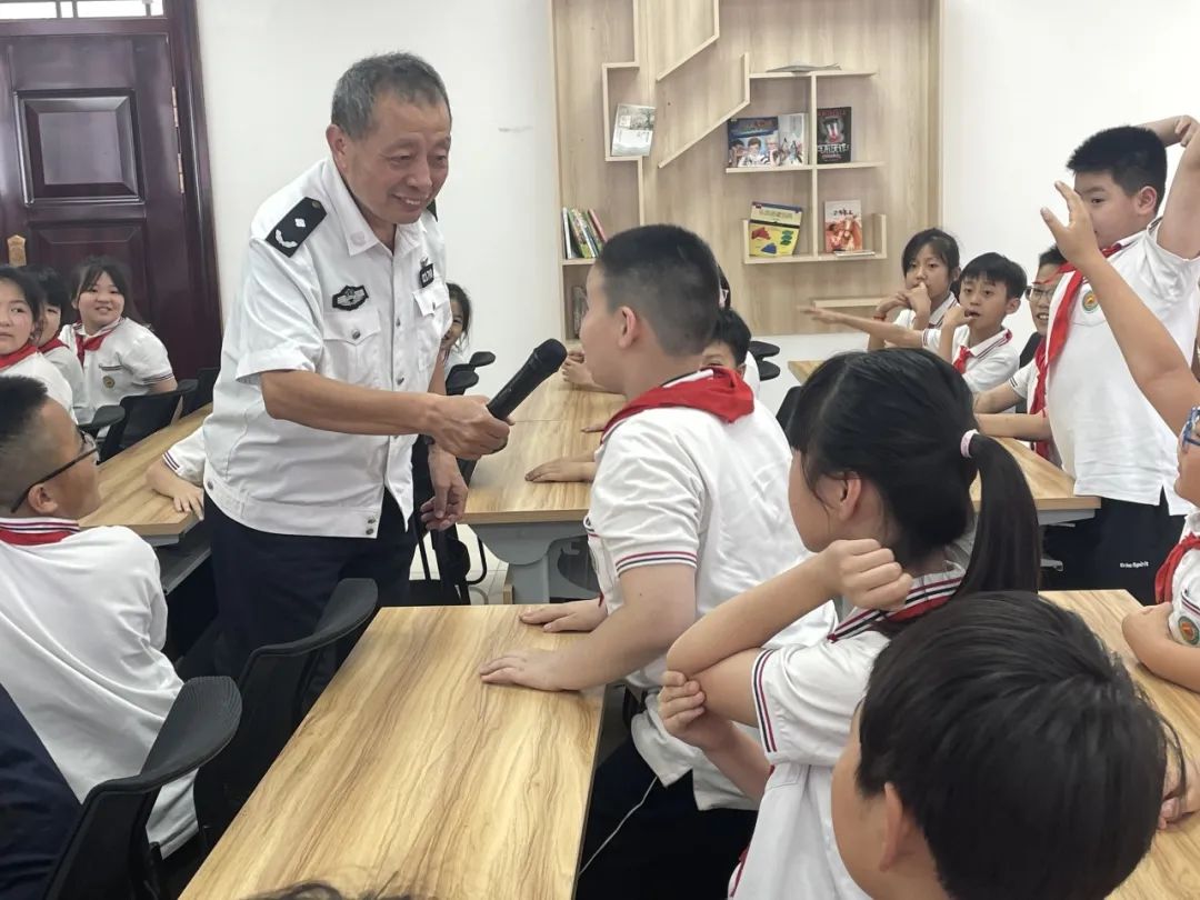 西安市"红领巾法学院"普法活动走进西一路小学