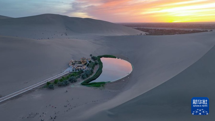 这是6月6日拍摄的鸣沙山月牙泉(无人机照片).