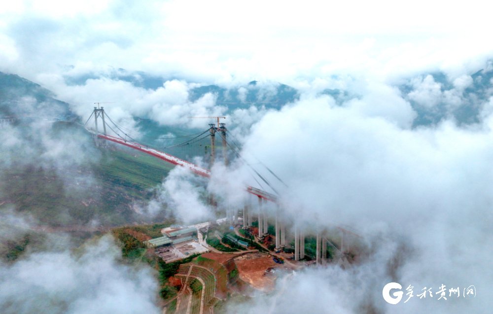 纳晴高速牂牁江大桥云雾缭绕如仙境