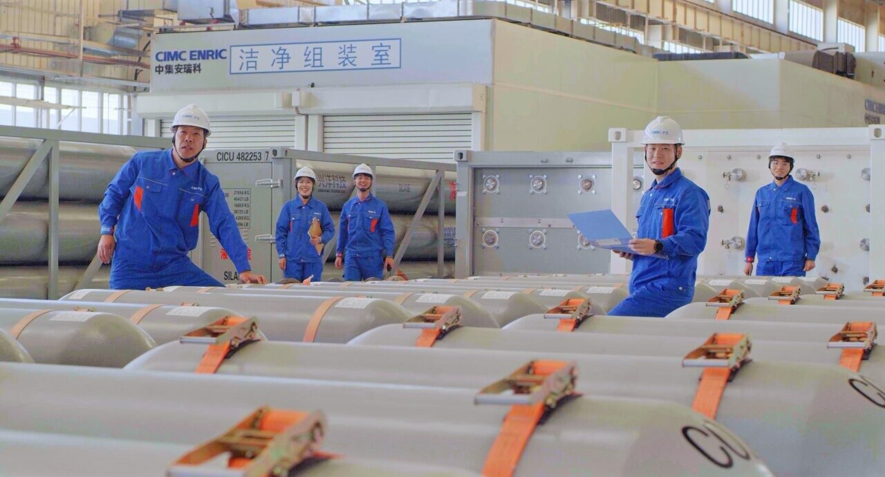 近日，在石家庄安瑞科气体机械有限公司，技术人员正在对大容积钢质无缝气瓶进行出厂检测。石家庄安瑞科气体机械有限公司供图