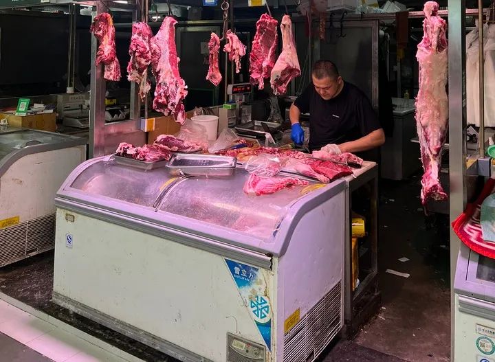 图为北京牛街一家牛肉商铺（6月12日摄）。新华社记者韩佳诺摄