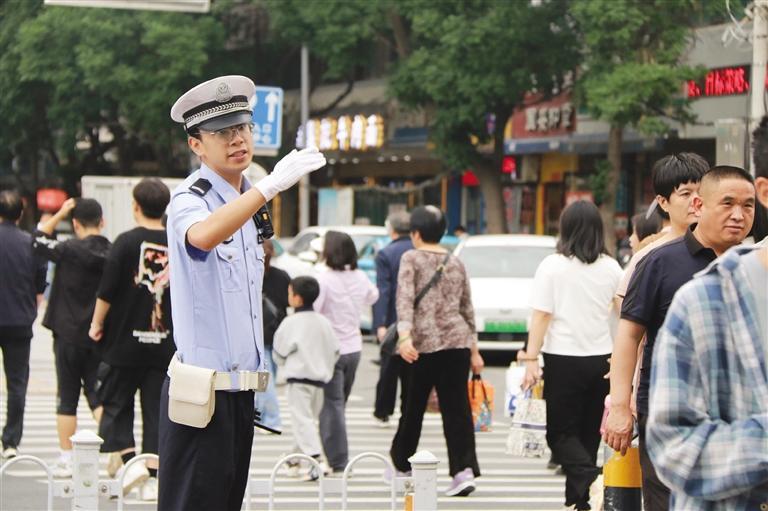 兰州交警节日期间维护道路交通秩序兰州晚报讯 6月11日,记者获悉,端午
