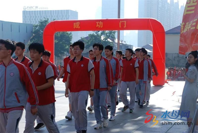 "益文青春,逐梦圆梦" 烟台二中芝罘校区"花样祝福"高考生