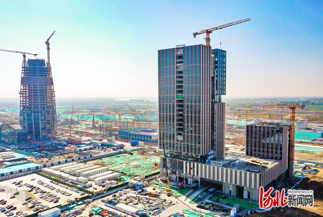 5月6日,无人机航拍的雄安国贸中心片区建设现场。 河北日报记者耿辉摄