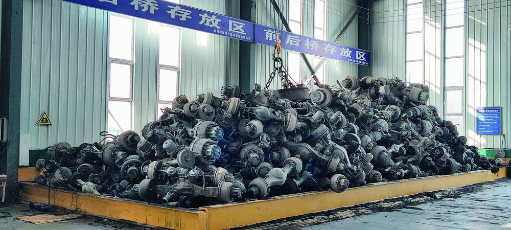 张娟娟  摄在报废汽车拆解厂预拆分车间外,几百辆报废机动车层层叠