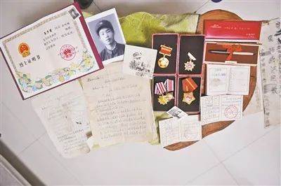 王希明摄"这是我儿子穿军装的照片,这是他在战场上荣立二等功,三等功