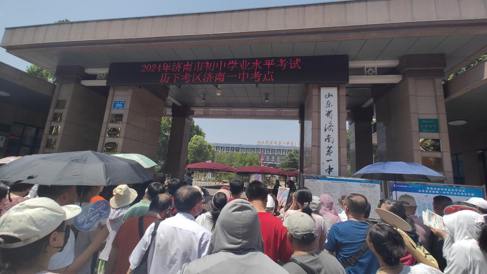 双胞胎女儿同时参加中考,导演妈妈专程从北京赶来济南陪考