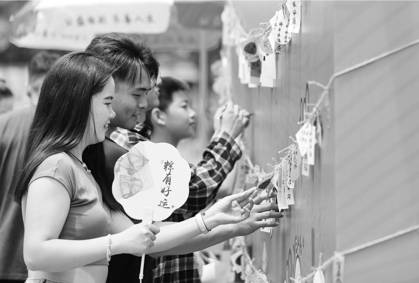 年轻人解锁传统民俗"新玩法"|艾草_新浪财经_新浪网