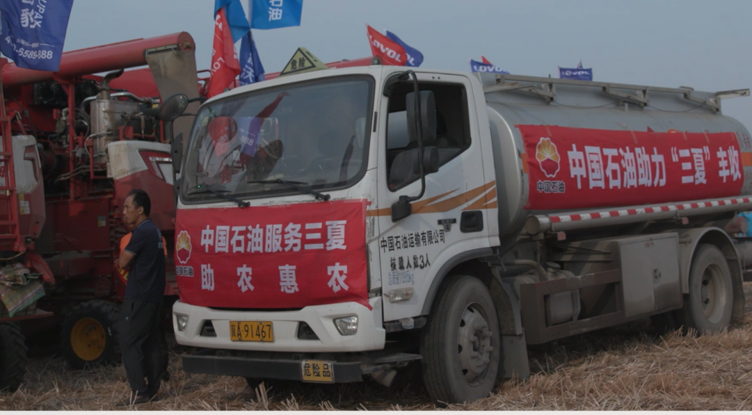 图为中石油加油车正在作业此外,河北销售公司在加油站设置乡村综合