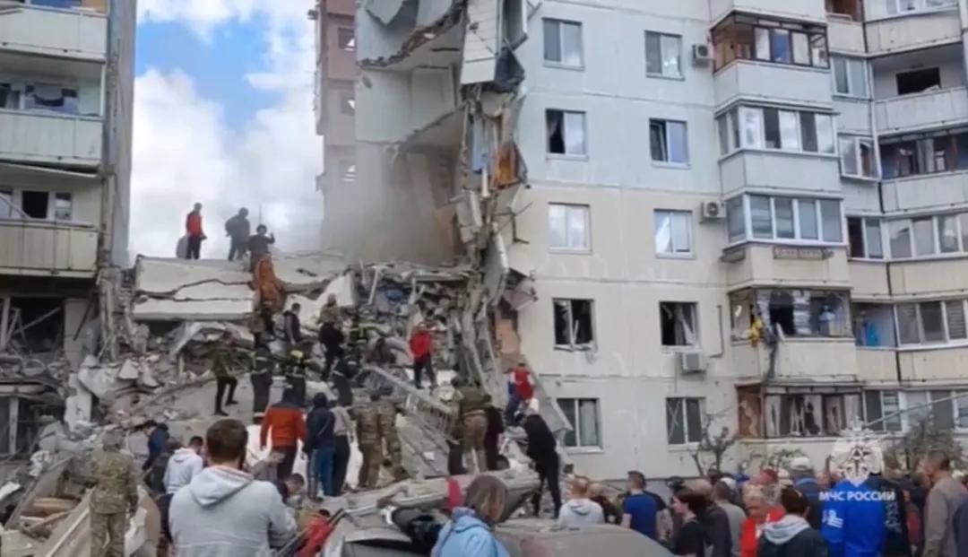 5月12日，俄罗斯南部靠近乌克兰边境的别尔哥罗德市一栋居民楼遭遇袭击后坍塌。